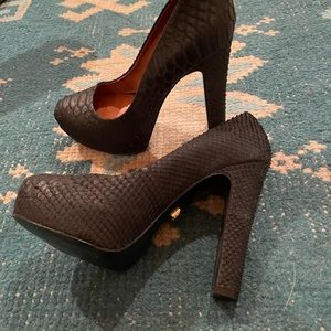 Pour la Victoire Irina platform heels